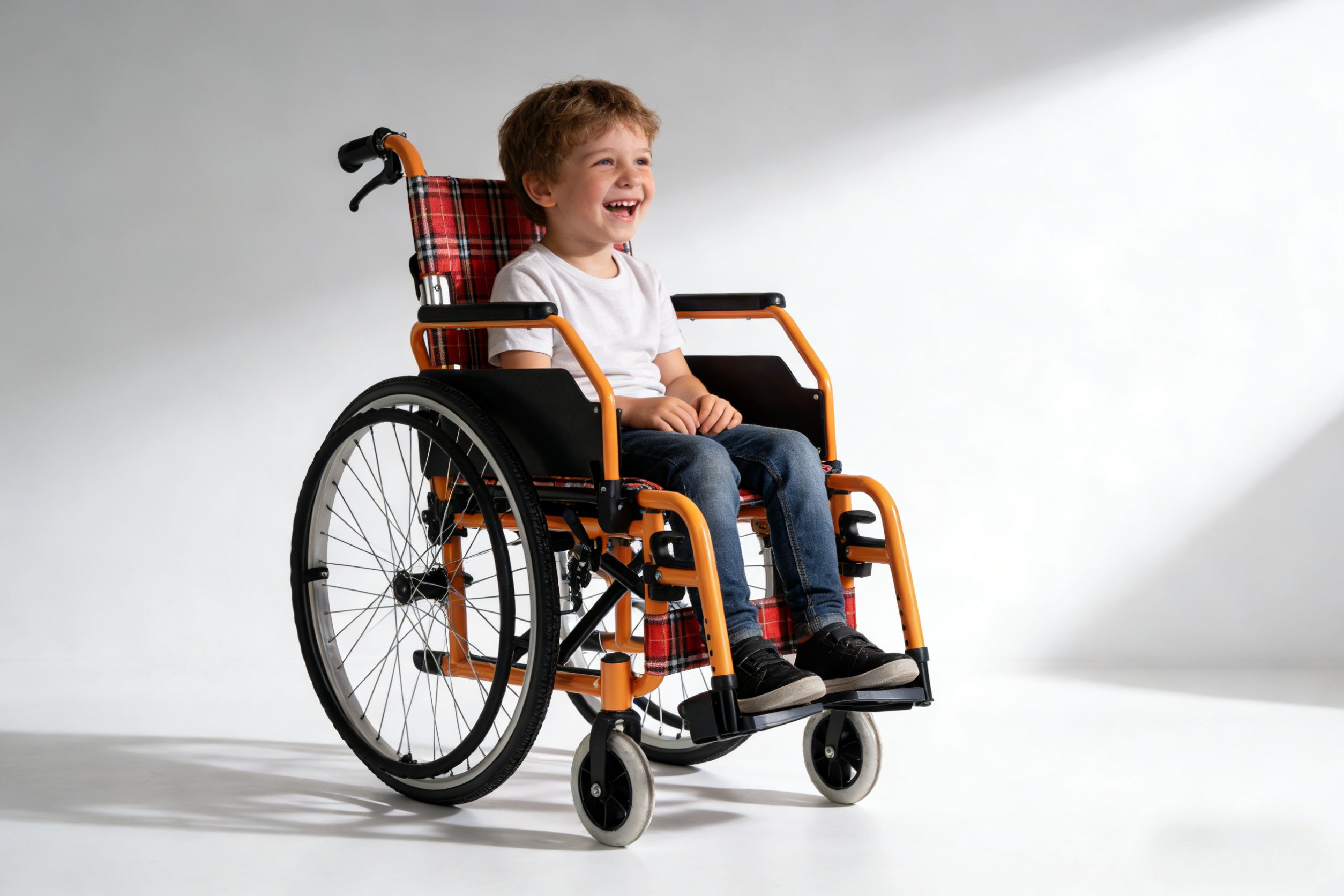 Un enfant heureux sur le fauteuil roulant pédiatrique de Brother Medical