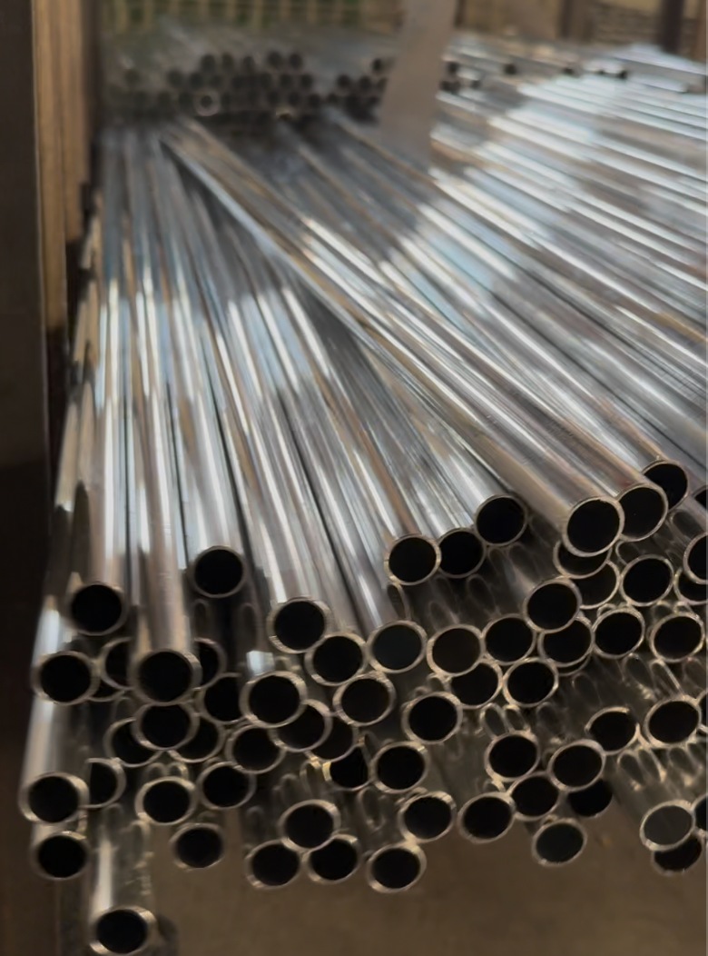 Stock de tubes en aluminium brut pour la production de fauteuils roulants et de d&eacute;ambulateurs m&eacute;dicaux &agrave; l'usine Brother Medical.