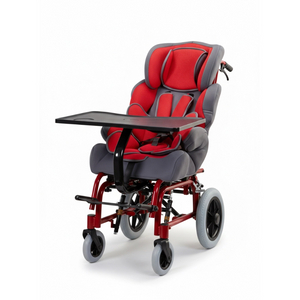 Fauteuil roulant rouge pour bébé atteint de paralysie cérébrale