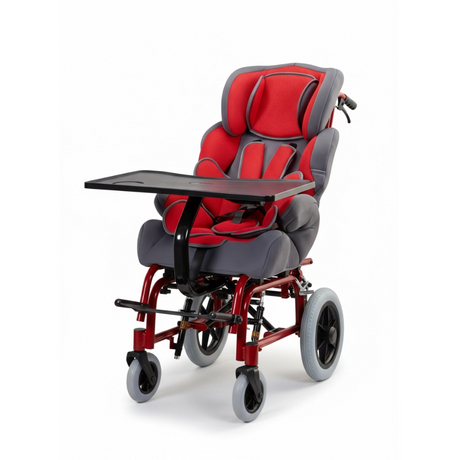 Fauteuil roulant rouge pour bébé atteint de paralysie cérébrale