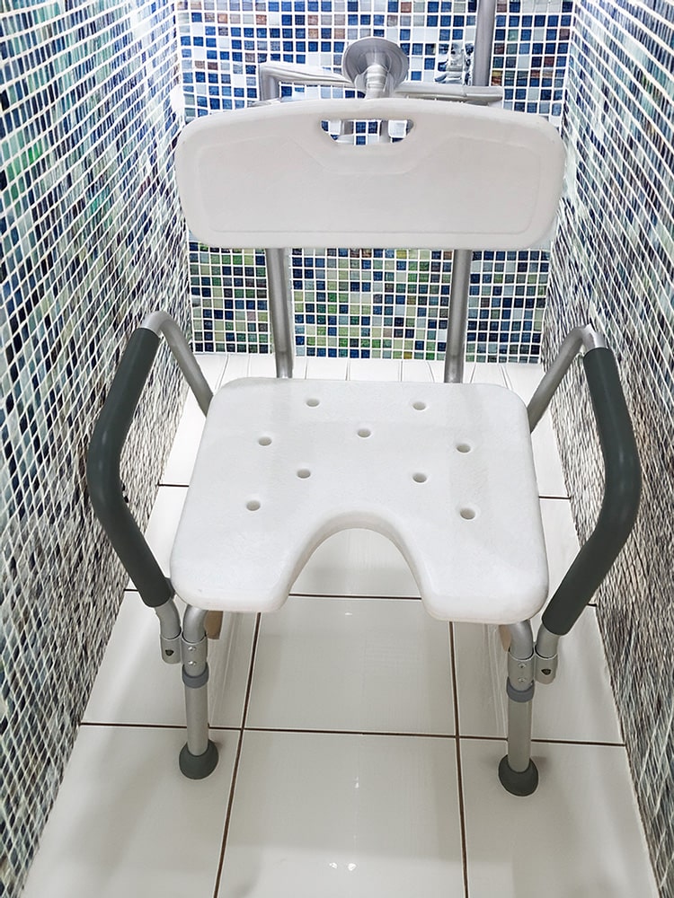 Pourquoi devriez-vous choisir une chaise de douche avec des bras pour le confort et la sécurité