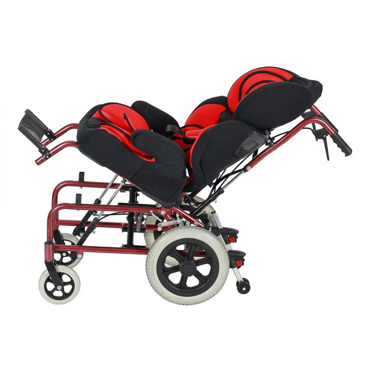 Fauteuil roulant rouge pour bébé atteint de paralysie cérébrale