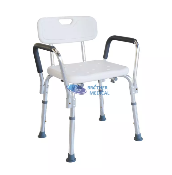 Une image d'une chaise de douche confortable et offrant un bon soutien, con&ccedil;ue pour les personnes &acirc;g&eacute;es, offrant stabilit&eacute; et s&eacute;curit&eacute; pendant le bain.